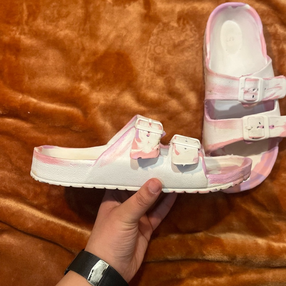 BRAND: unknown 
SIZE: 6/7
COLOR: White, pink, purple